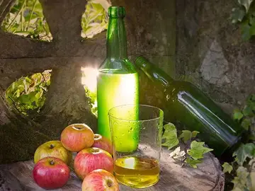 Manzanas y botellas de sidra Manzanas y botellas de sidra