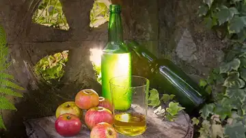 Manzanas y botellas de sidra Manzanas y botellas de sidra