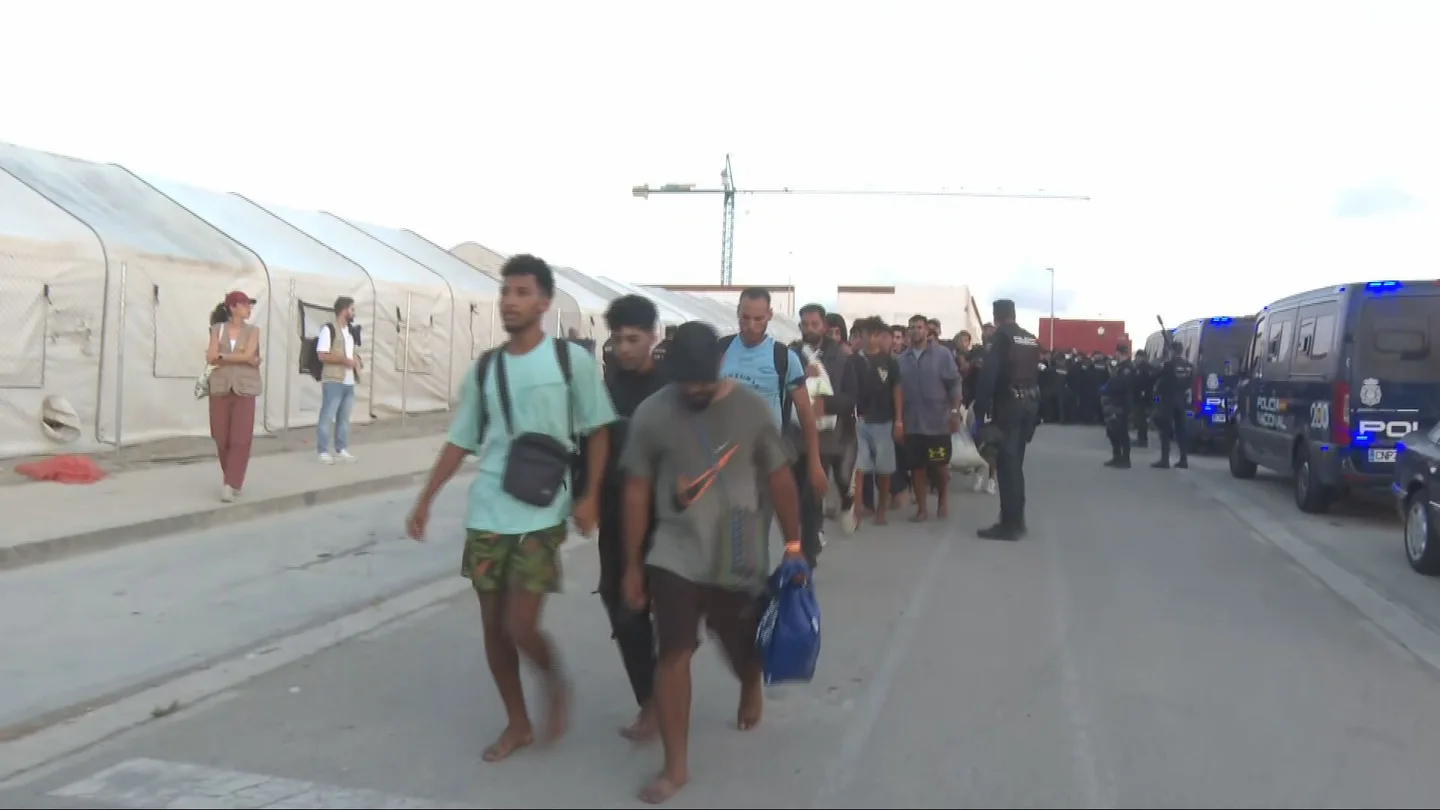 Más de 800 migrantes dormirán por primera vez en una cama: así es el asentamiento de Los Rosales. Más de 800 migrantes dormirán por primera vez en una cama: así es el asentamiento de Los Rosales.