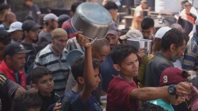 Ni&ntilde;os esperando comida en Gaza