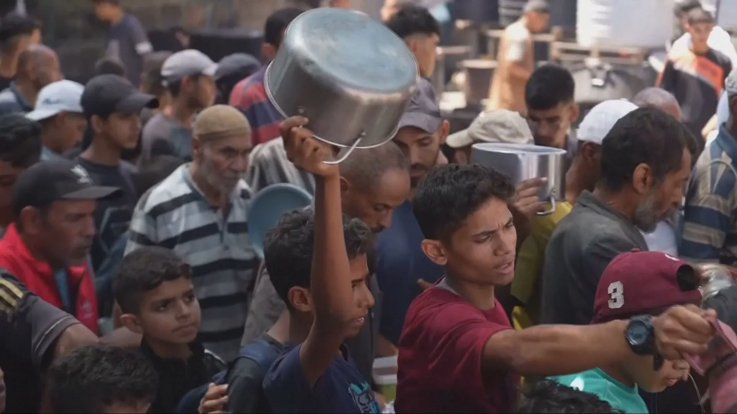 Niños esperando comida en Gaza Niños esperando comida en Gaza