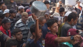 Ni&ntilde;os esperando comida en Gaza