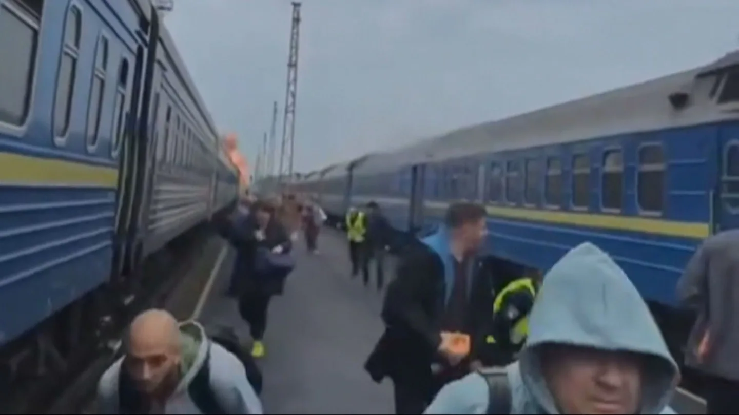 Momento del ataque ruso a una locomotora civil ucraniana cerca de la frontera con Polonia Momento del ataque ruso a una locomotora civil ucraniana cerca de la frontera con Polonia