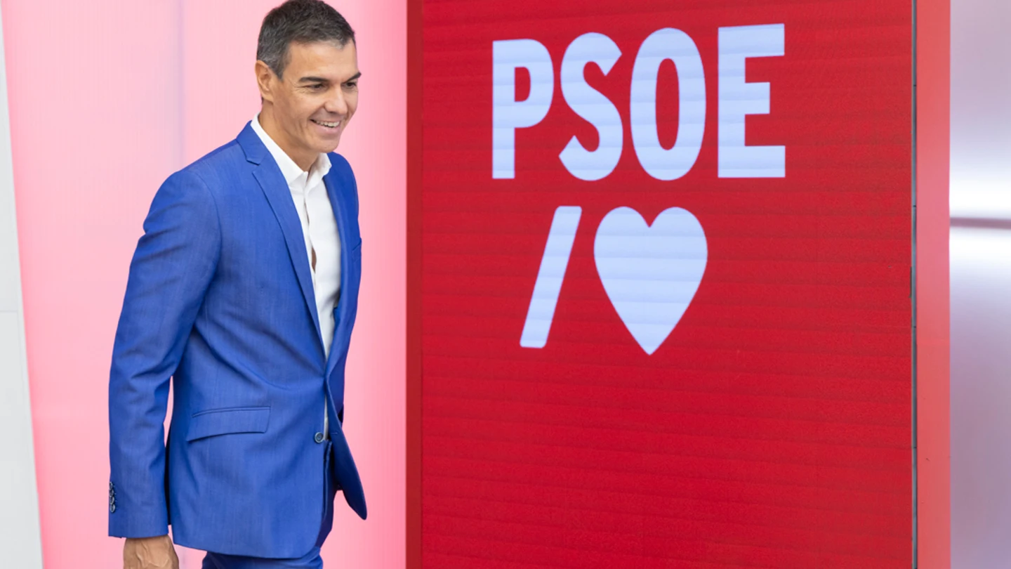 El CIS de Tezanos mantiene al PSOE 5,5 puntos por encima del PP pese a su gestión de la crisis de Ceuta El CIS de Tezanos mantiene al PSOE 5,5 puntos por encima del PP pese a su gestión de la crisis de Ceuta