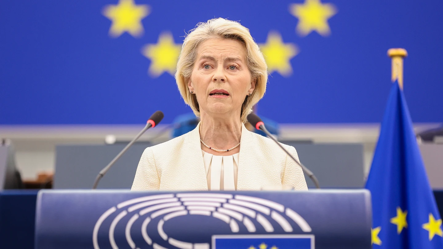 La presidenta de la Comisión Europea, Ursula von der Leyen, durante su intervención este miércoles en el Debate sobre el Estado de la Unión (SOTEU, por sus siglas en inglés) ante el pleno del Parlamento Europeo en Estrasburgo (Francia) La presidenta de la Comisión Europea, Ursula von der Leyen, durante su intervención este miércoles en el Debate sobre el Estado de la Unión (SOTEU, por sus siglas en inglés) ante el pleno del Parlamento Europeo en Estrasburgo (Francia)