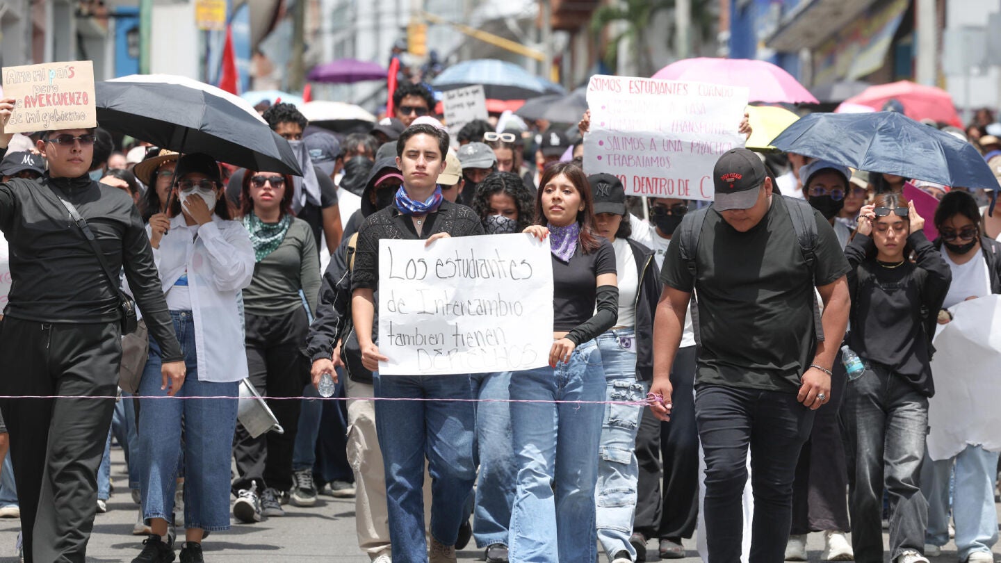 Estudiantes de la Universidad Aut&oacute;noma del Estado de Morelos participan en una manifestaci&oacute;n para exigir justicia por el asesinato de la estudiante espa&ntilde;ola Claudia Tacoronte Aguilera, este martes en Cuernavaca, Morelos
