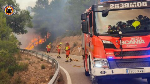 Imagen del operativo de extinci&oacute;n en Tu&eacute;jar