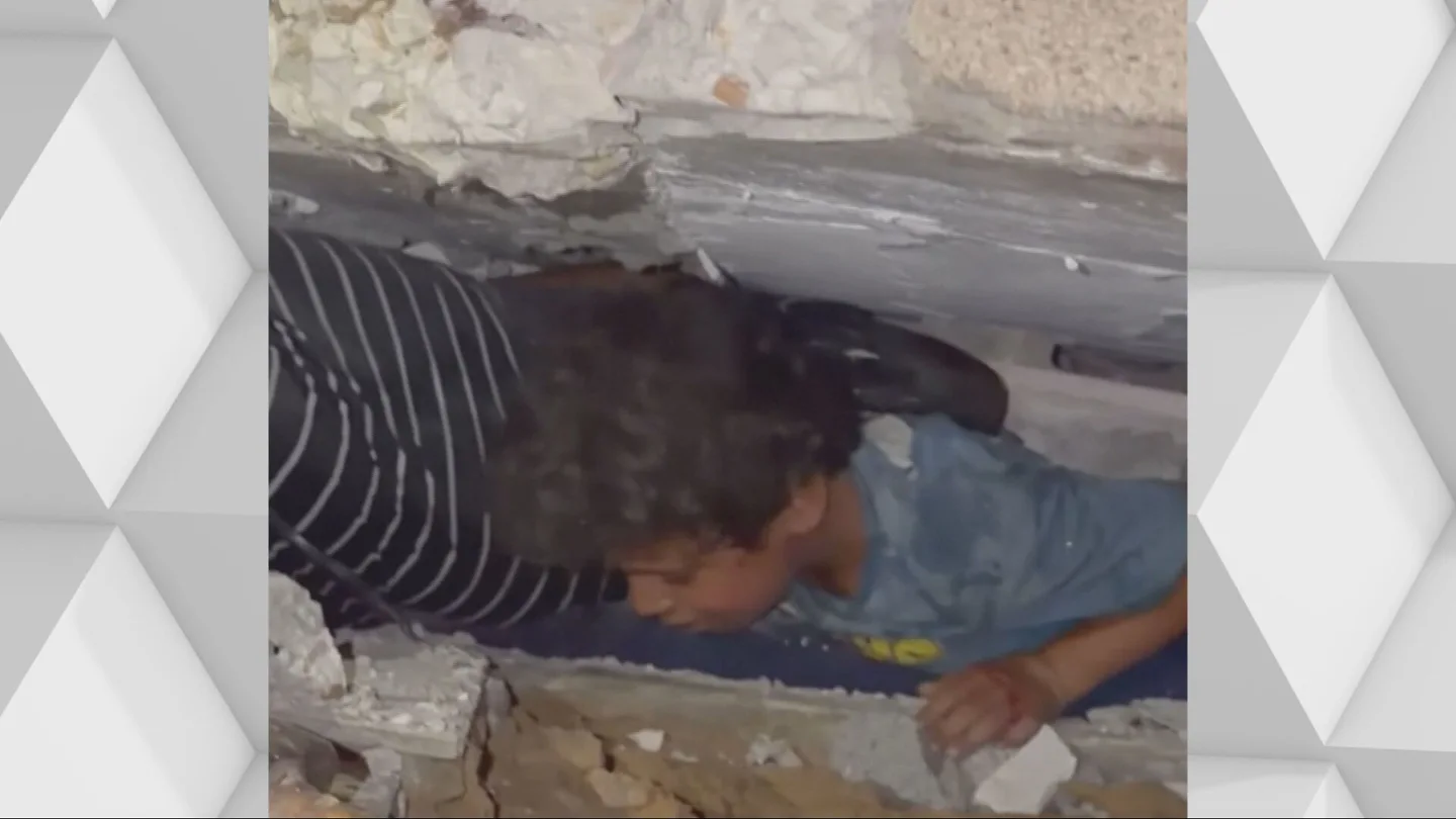 Al menos 20 palestinos mueren por el derrumbe de un edificio en la Franja de Gaza Al menos 20 palestinos mueren por el derrumbe de un edificio en la Franja de Gaza