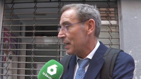 El cirujano del Hospital Ram&oacute;n y Cajal responde a la consejera.