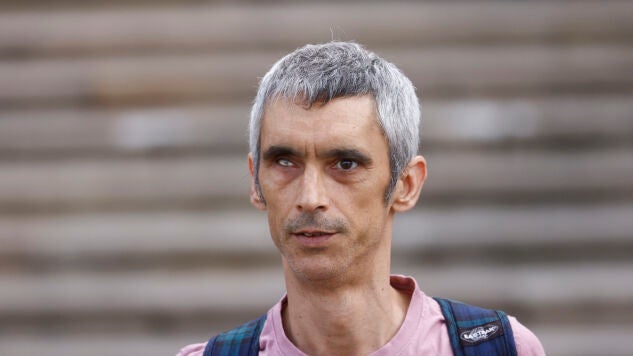 Roger Espa&ntilde;ol (i), el votante del refer&eacute;ndum que perdi&oacute; un ojo por la actuaci&oacute;n policial, durante la jornada del 1-O, a su llegada a las puertas de la Audiencia de Barcelona