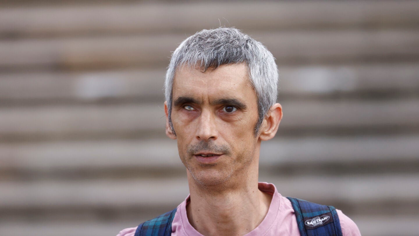 Roger Espa&ntilde;ol (i), el votante del refer&eacute;ndum que perdi&oacute; un ojo por la actuaci&oacute;n policial, durante la jornada del 1-O, a su llegada a las puertas de la Audiencia de Barcelona