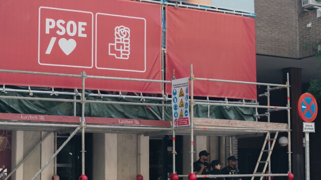 Polic&iacute;a Nacional en la sede del PSOE en Ferraz