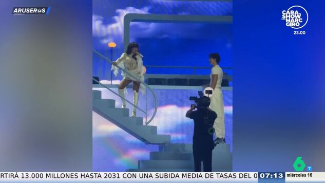 El momentazo en el que Aitana sube al escenario a Plex en pleno concierto mientras canta 'Superestrella'