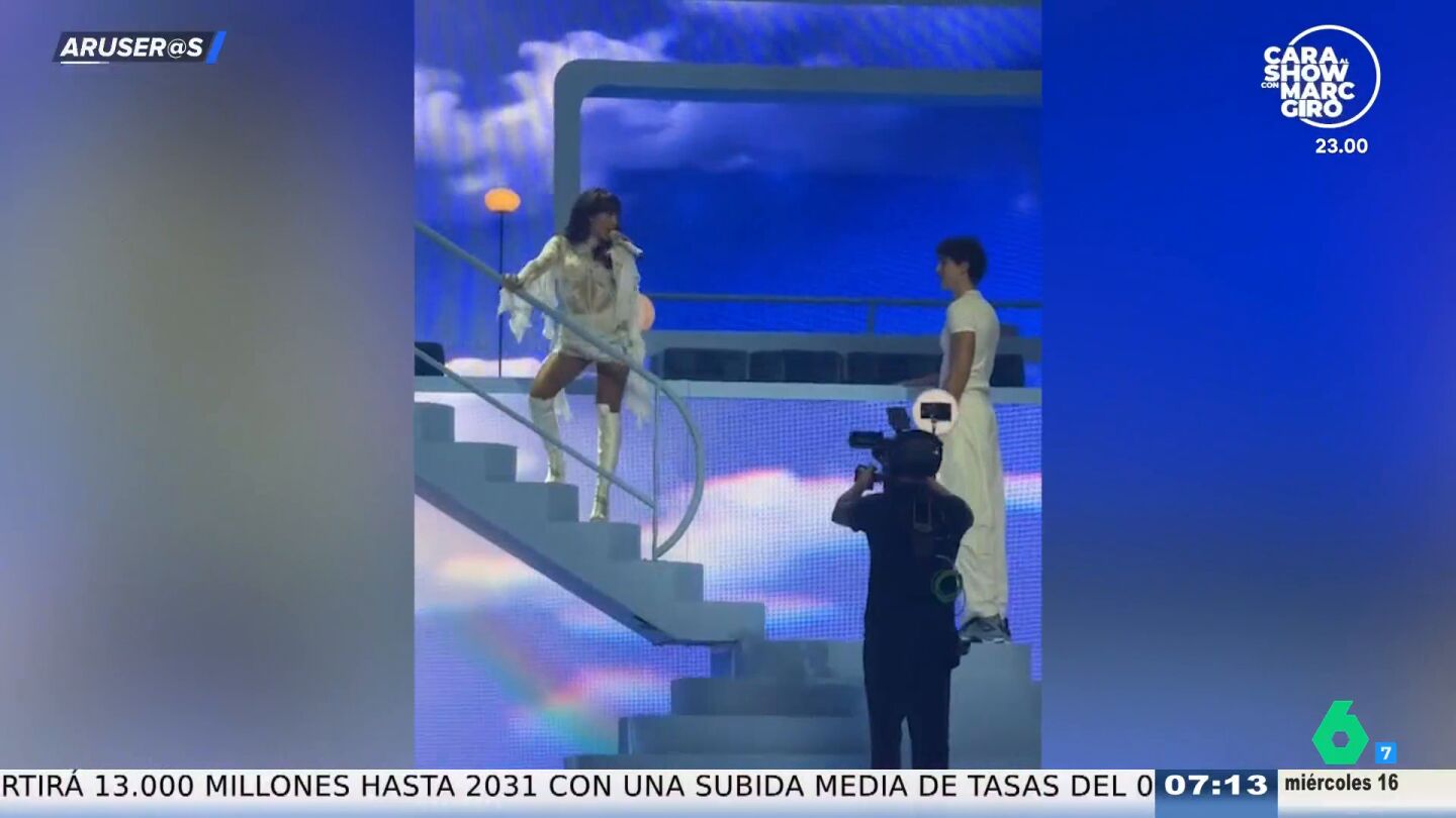 El momentazo en el que Aitana sube al escenario a Plex en pleno concierto mientras canta 'Superestrella'