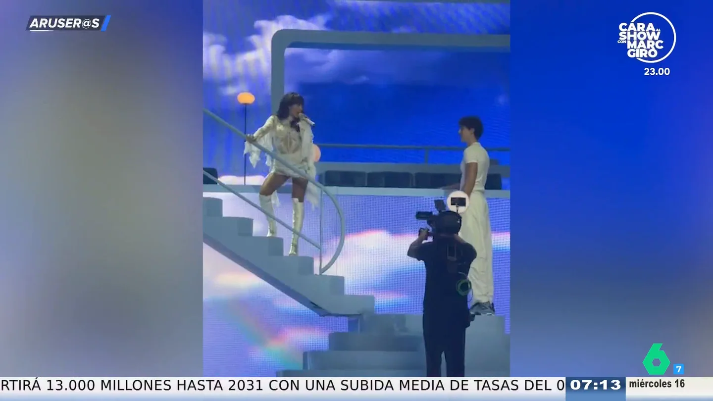 El momentazo en el que Aitana sube al escenario a Plex en pleno concierto mientras canta 'Superestrella' El momentazo en el que Aitana sube al escenario a Plex en pleno concierto mientras canta 'Superestrella'