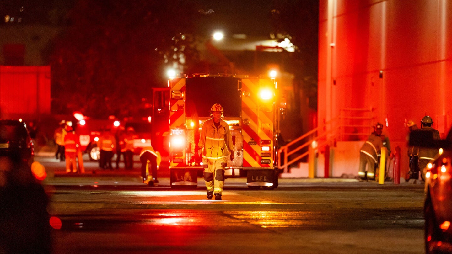 Equipos de emergencia trabajan en el lugar tras el desplome de un helic&oacute;ptero cerca de un accidente de autob&uacute;s en Chatsworth, un barrio de Los &Aacute;ngeles