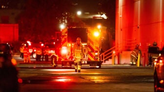 Equipos de emergencia trabajan en el lugar tras el desplome de un helic&oacute;ptero cerca de un accidente de autob&uacute;s en Chatsworth, un barrio de Los &Aacute;ngeles
