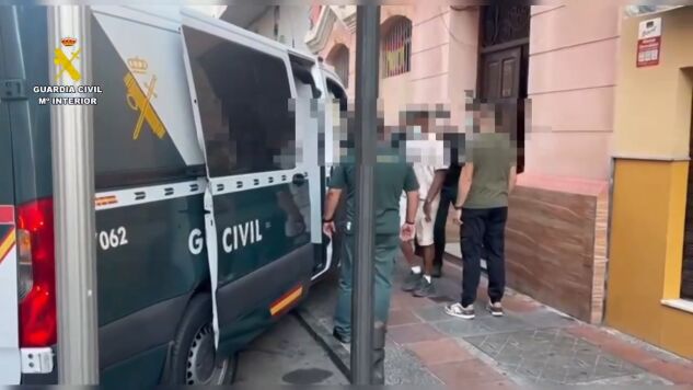 La Guardia Civil detiene los propietarios de un piso en Ceuta que alojaba a 25 migrantes hacinados, entre ellos seis menores