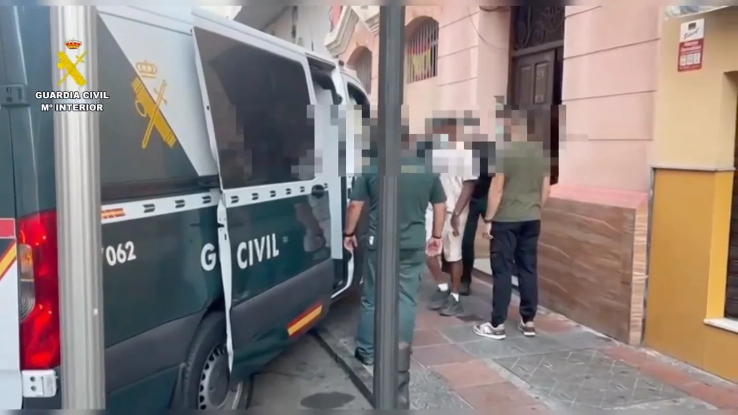 La Guardia Civil detiene los propietarios de un piso en Ceuta que alojaba a 25 migrantes hacinados, entre ellos seis menores La Guardia Civil detiene los propietarios de un piso en Ceuta que alojaba a 25 migrantes hacinados, entre ellos seis menores