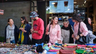 Mujeres sin velo compran en un mercado de Teher&aacute;n (Ir&aacute;n).