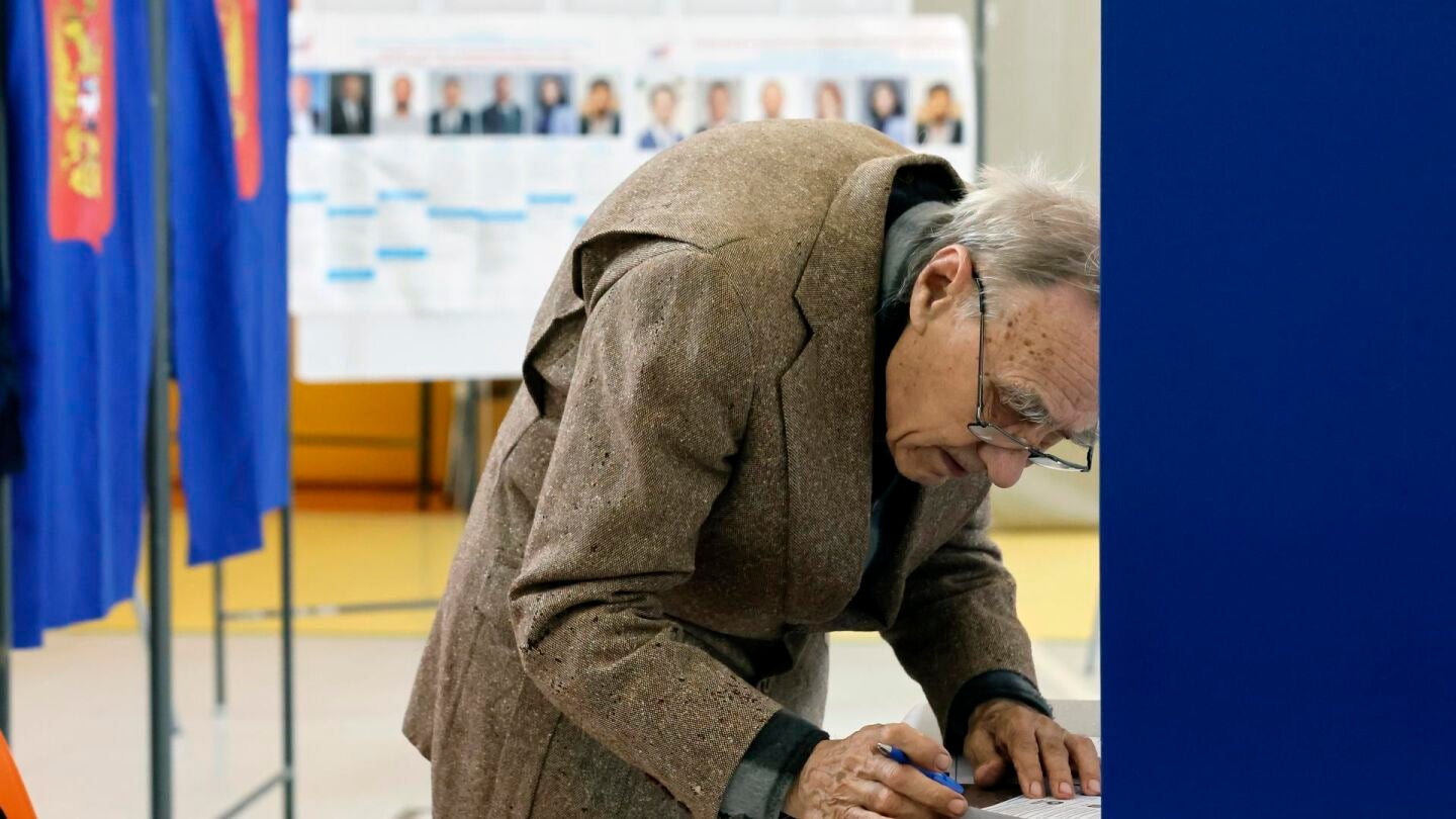 Un hombre vota en San Petersburgo durante las elecciones legislativas rusas.