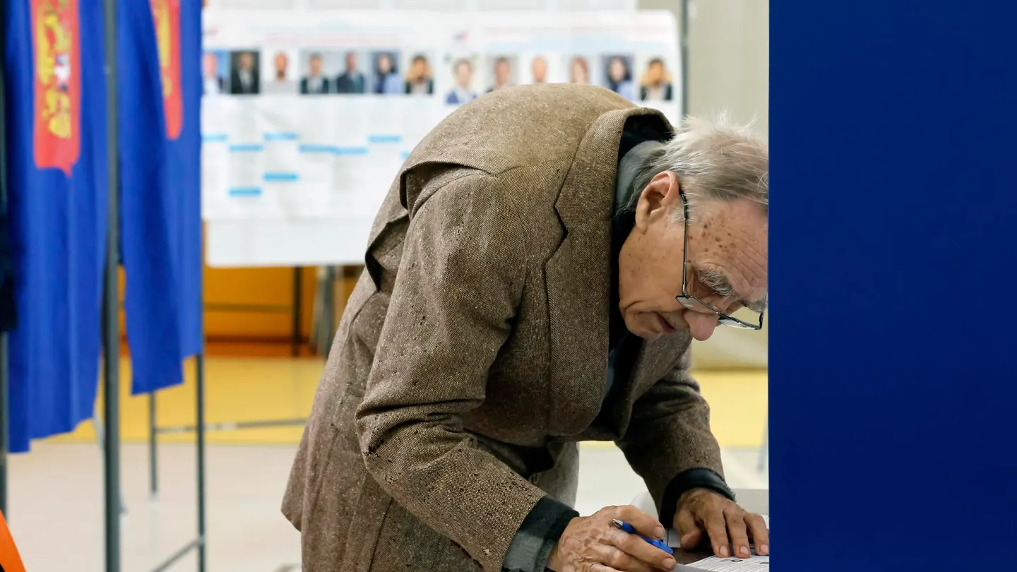 Un hombre vota en San Petersburgo durante las elecciones legislativas rusas. Un hombre vota en San Petersburgo durante las elecciones legislativas rusas.