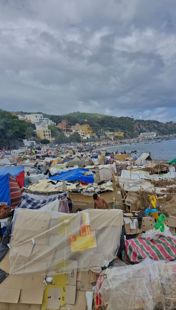 Playa ceutí repleta de chabolas construidas por migrantes.