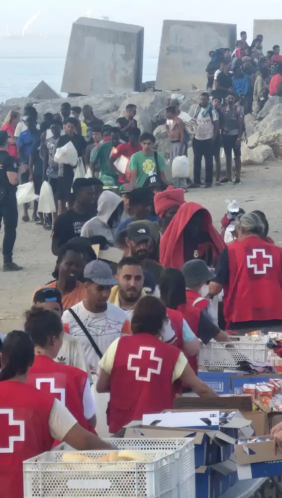 Largas colas de migrantes para recibir comida en Ceuta. Largas colas de migrantes para recibir comida en Ceuta.