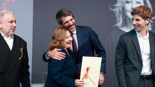 La actriz Carmen Machi recibe este s&aacute;bado el Premio Nacional de Cinematograf&iacute;a 2026 de manos del ministro de Cultura, Ernest Urtasun , durante la celebraci&oacute;n del 74 Festival Internacional de Cine de San Sebasti&aacute;n. 