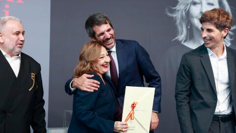 La actriz Carmen Machi recibe este s&aacute;bado el Premio Nacional de Cinematograf&iacute;a 2026 de manos del ministro de Cultura, Ernest Urtasun , durante la celebraci&oacute;n del 74 Festival Internacional de Cine de San Sebasti&aacute;n. 