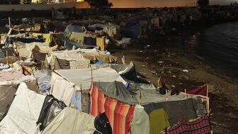 Campamento improvisado por migrantes en una playa de Ceuta. 
