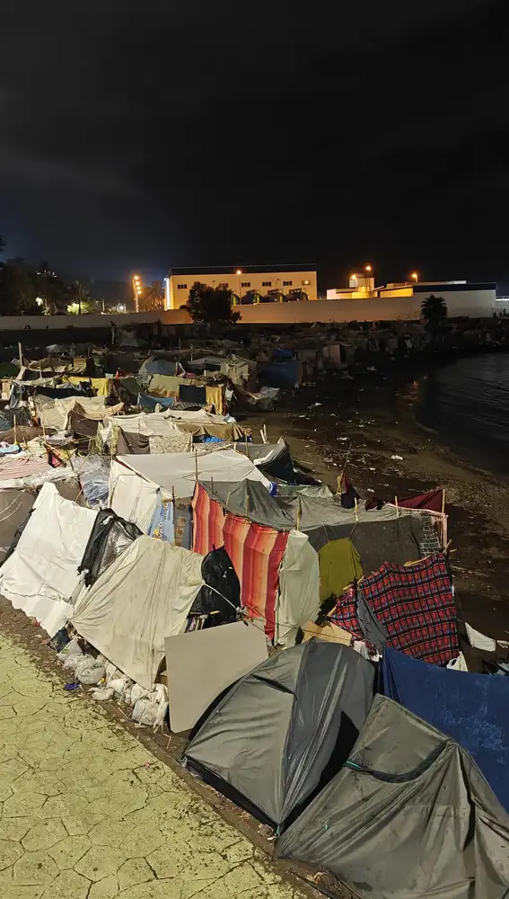 Campamento improvisado por migrantes en una playa de Ceuta. Campamento improvisado por migrantes en una playa de Ceuta.