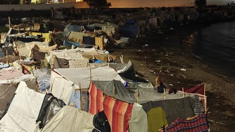 Campamento improvisado por migrantes en una playa de Ceuta. 