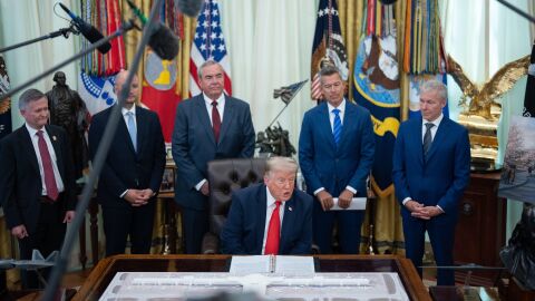 Trump y su particular persecuci&oacute;n a la prensa: de su obsesi&oacute;n por las "fake news" al veto de la Casa Blanca