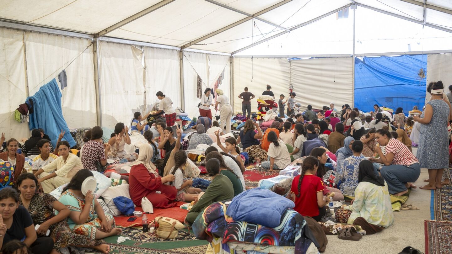 Varios menores migrantes se refugian bajo una carpa en Ceuta en una imagen de archivo