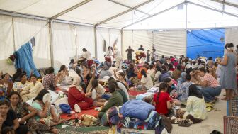 Varios menores migrantes se refugian bajo una carpa en Ceuta en una imagen de archivo