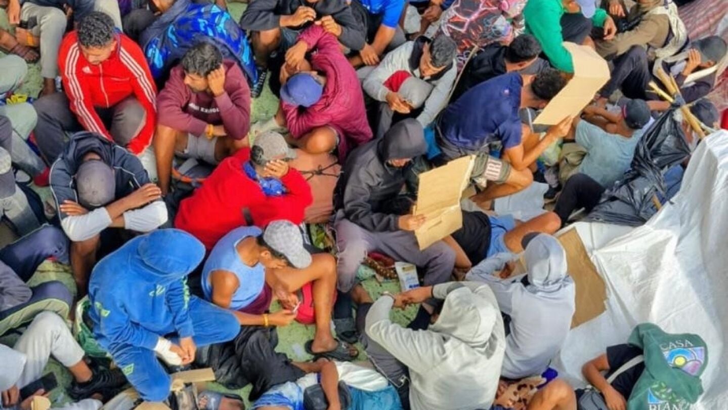 Decenas de migrantes api&ntilde;ados en Ceuta