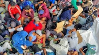 Decenas de migrantes api&ntilde;ados en Ceuta
