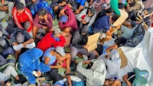 Decenas de migrantes api&ntilde;ados en Ceuta