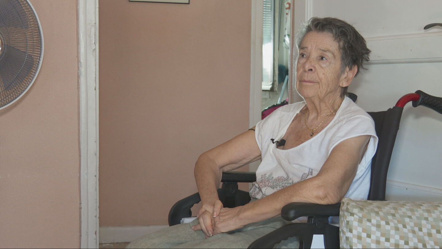 Mari Carmen en su casa, la vivienda que un fondo buitre le quiere quitar
