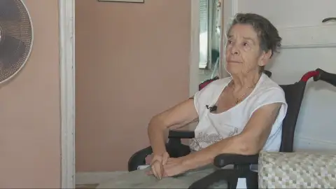 Mari Carmen en su casa, la vivienda que un fondo buitre le quiere quitar Mari Carmen en su casa, la vivienda que un fondo buitre le quiere quitar