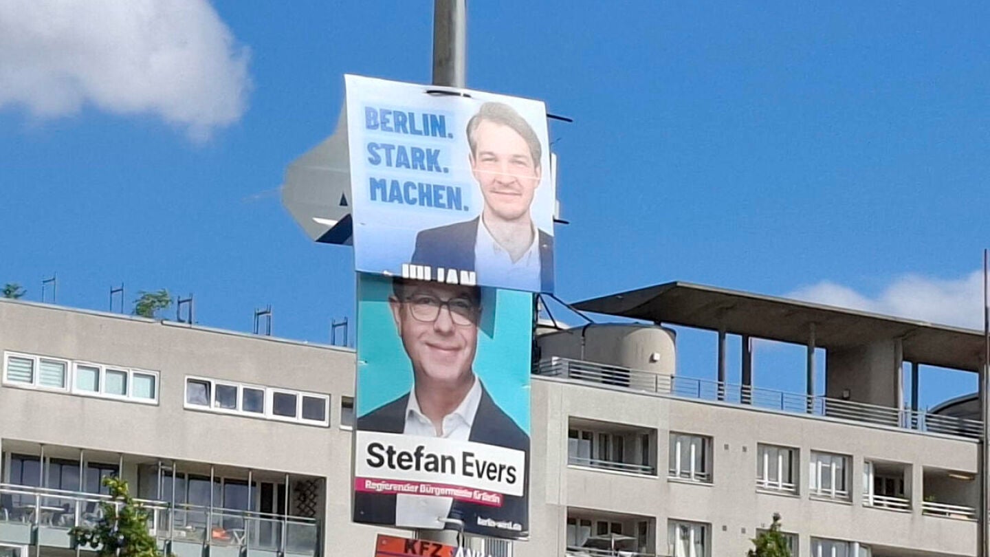 Imagen de carteles de dos candidatos a las regionales alemanas en Berl&iacute;n