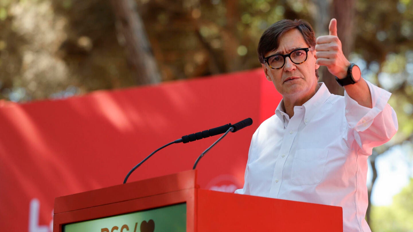 El presidente de la Generalitat de Catalu&ntilde;a, Salvador Illa, interviene durante la Fiesta de la Rosa que celebra cada a&ntilde;o el PSC en Gav&agrave; (Barcelona).