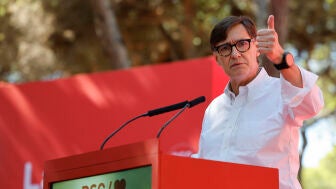 El presidente de la Generalitat de Catalu&ntilde;a, Salvador Illa, interviene durante la Fiesta de la Rosa que celebra cada a&ntilde;o el PSC en Gav&agrave; (Barcelona).