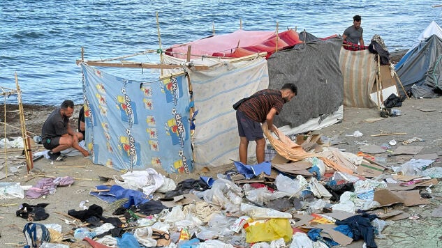 Migrantes en una de las playas de Ceuta