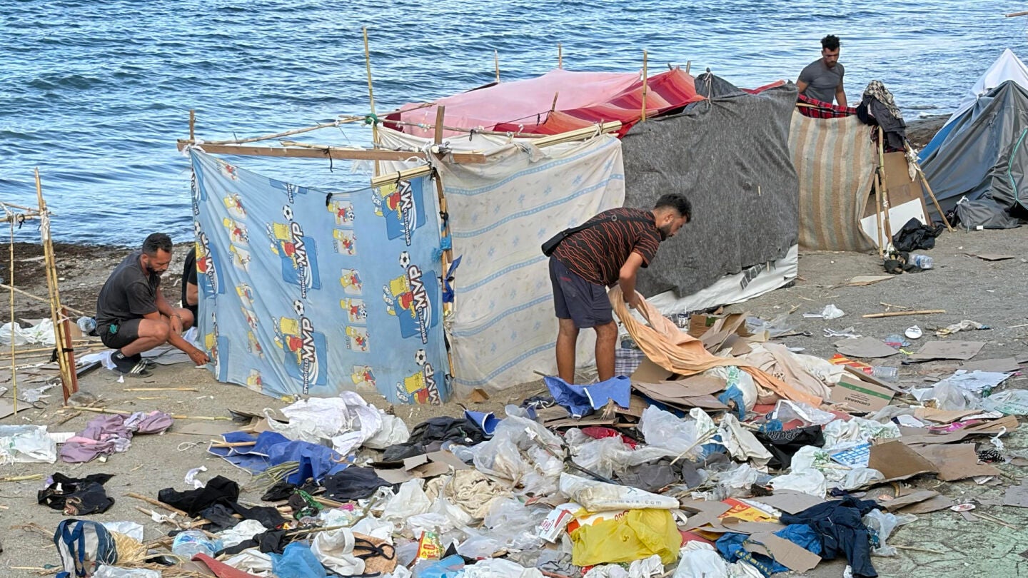 Migrantes en una de las playas de Ceuta
