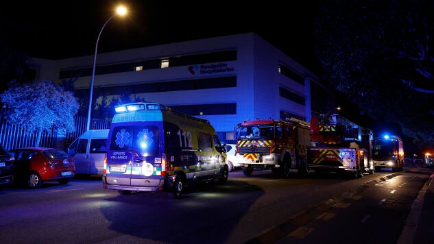 Imagen de las ambulancias cerca de la residencia donde se ha declarado un fuego en Pamplona