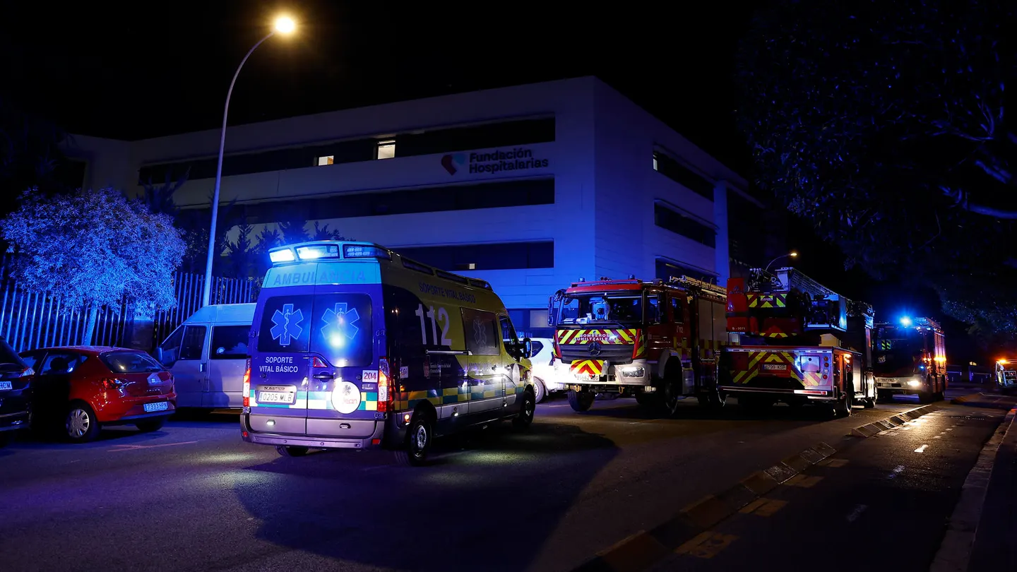 Imagen de las ambulancias cerca de la residencia donde se ha declarado un fuego en Pamplona Imagen de las ambulancias cerca de la residencia donde se ha declarado un fuego en Pamplona