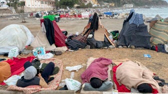 Varios miles de personas que entraron masivamente a Ceuta contin&uacute;an acampados en las playas de Ben&iacute;tez y Trampol&iacute;n.