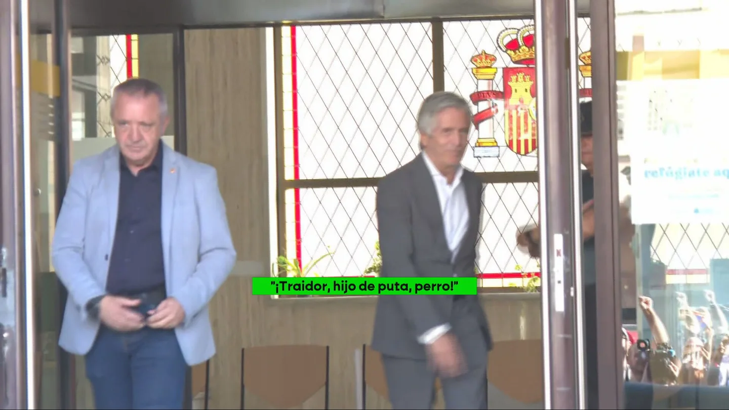 Entre abucheos, insultos de "maricón", cobarde o traidor: así han recibido a Marlaska en Ceuta Entre abucheos, insultos de "maricón", cobarde o traidor: así han recibido a Marlaska en Ceuta